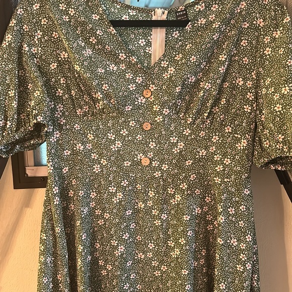 Green Dress with White Flowers - Picture 2 of 5